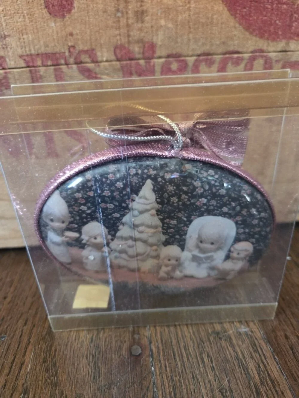 Vtg Precious Moments Family Christmas Story Ornament Oval